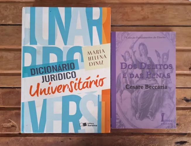 Livros Dicionário jurídico universitário e Dos delitos e das penas