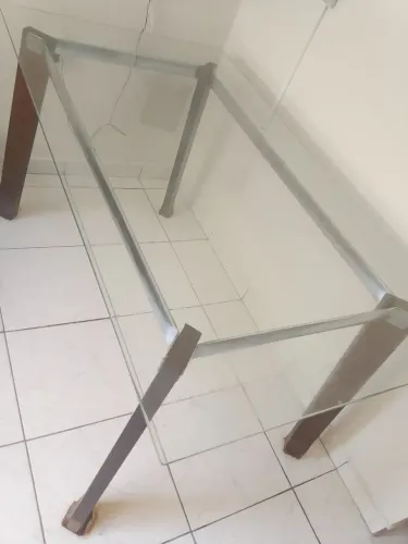 Mesa com Tampo de Vidro e Pés em Madeira - Design Moderno