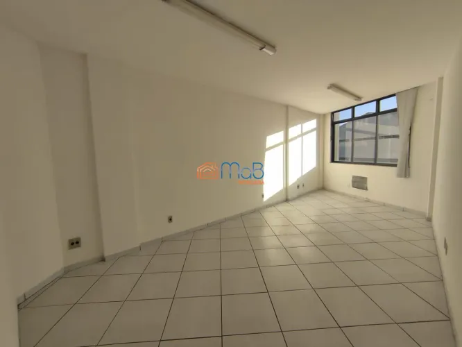 Ótima sala comercial para locação no centro de Macaé