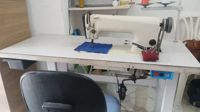 Vendo uma máquina reta industrial