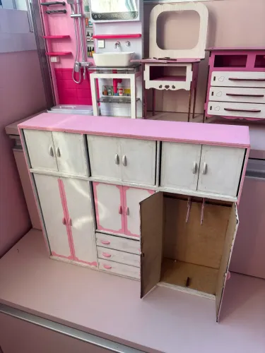 Barbie quarto ,leia o anúncio
