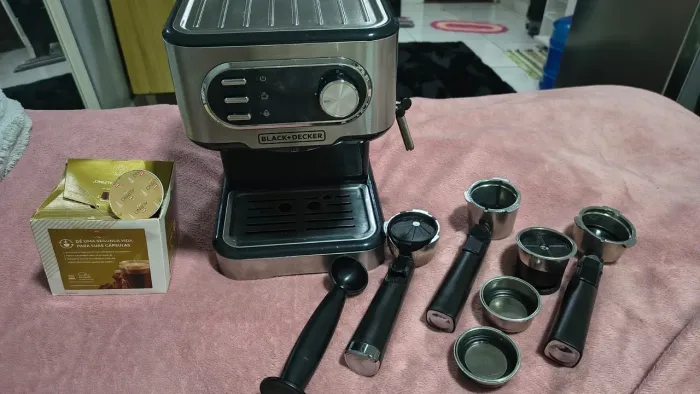 Cafeteriablack Decker,passacaféem pó, aceita 2 tipos de cápsulas nespresso e Dulce gusto