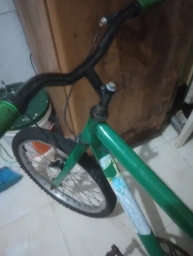 Bicicleta média bem conservada precisando de repsros