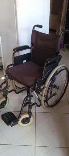 Cadeira de rodas semi nova