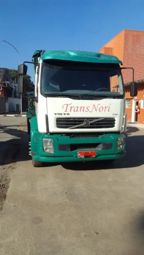 Volvo VM 260 com munck 30.000 Ótimo estado