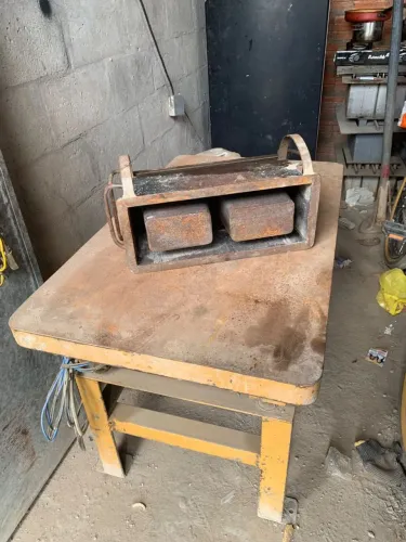 Mesa vibratória para fabricação de blocos com forma de 14×39 cm.