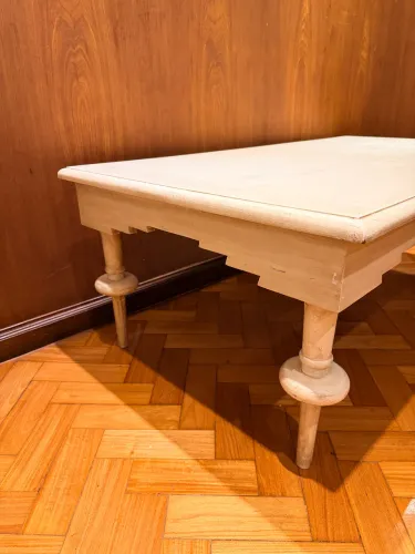 Mesa de Centro Clássica em Madeira Maciça com Pátina Branca / Off-White