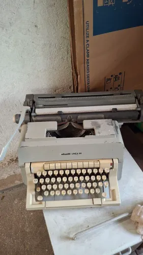 Máquina de escrever Olivetti Linea 98