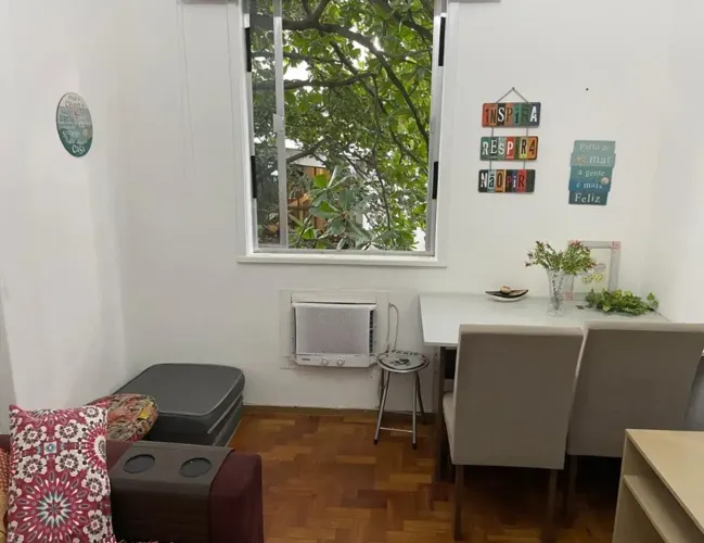 Oportunidade Apartamento Ipanema 61 m2 mobiliado com 1 quarto + dependência, em andar alto