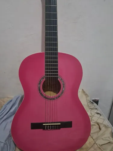 Violão rosa