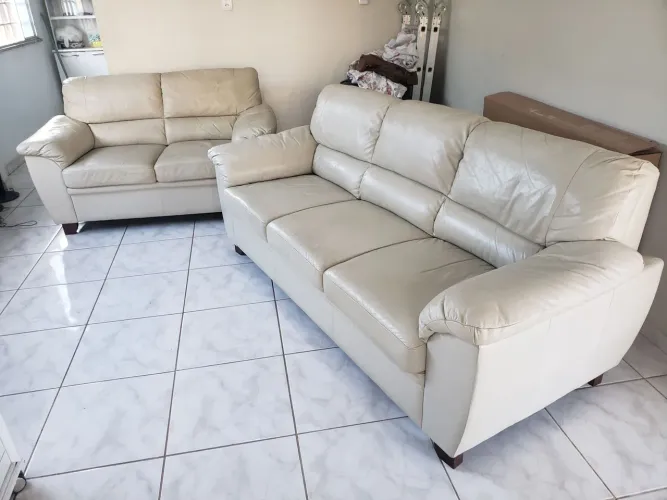 Sofá de 3 e 2 lugares. Couro. Bege