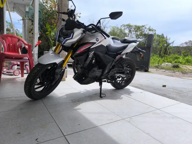 Suzuki DR 160 Branca 2024 - ótimo estado