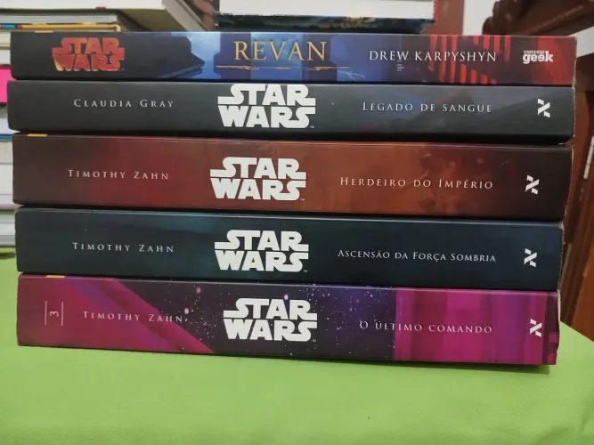 Combo 5 livros e 12 HQs de Star Wars Trilogia Trawn Legado de sangue Revan etc