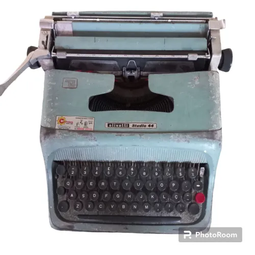Maquina de escrever olivetti studio 44 antiga.