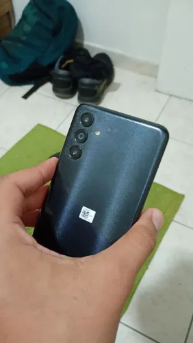 Celular a04s com listras só trocar a dela ,mais da para mexer 