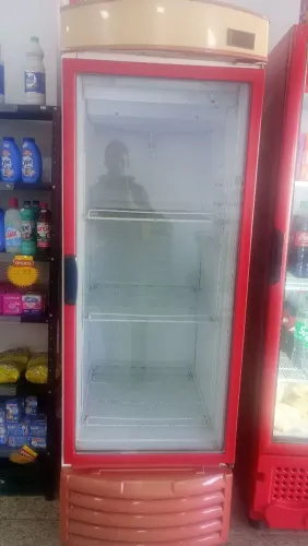 vende se uma geladeira pra expor bebidas em geral 