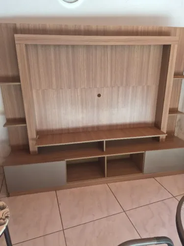 Rack semi novo, tem três anos de uso, está firme e pouco usado, só tem um pequeno defeito 