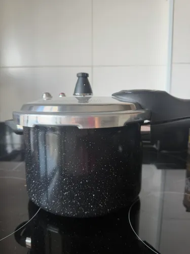Panela de pressão Brinox preta NOVA