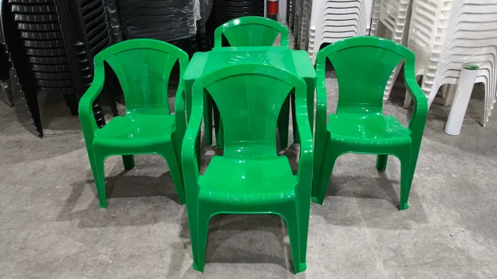 Jogo de mesa e 4 cadeiras de plástico cor verde! Suporta 182 Kg.