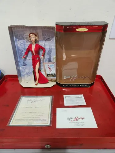 Barbie Marilyn Monroe 1997 Hollywood Legends Collector Edition BARBIE AS MARILYN MONROE -