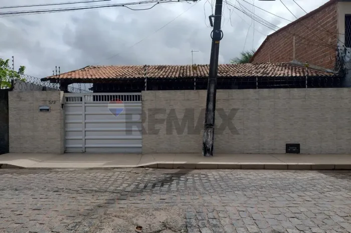 Linda Casa com Piscina e Amplo Espaço no Conjunto Parque dos Coqueiros Nossa Senhora da A