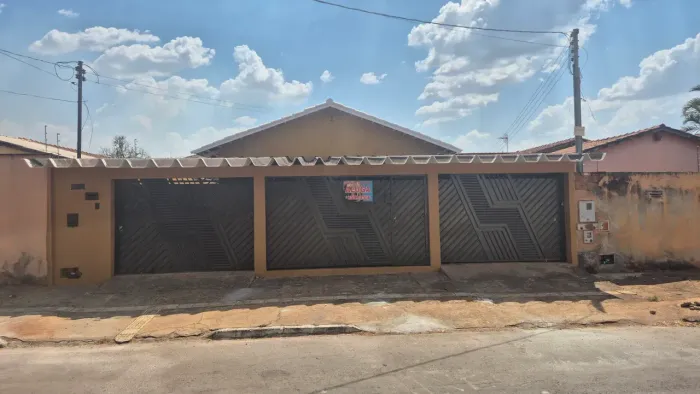 Casa 3 Quartos sendo 1 Suíte com Quintal no Jardim Colorado Região Noroeste