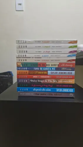 Lote de livros Elle Kennedy e Taylor Jenkins Reid