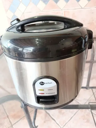 Panela Elétrica de Arroz Fun Kitchen - Funcionando