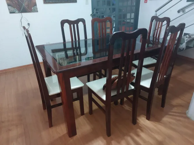 Mesa de madeira com vidro