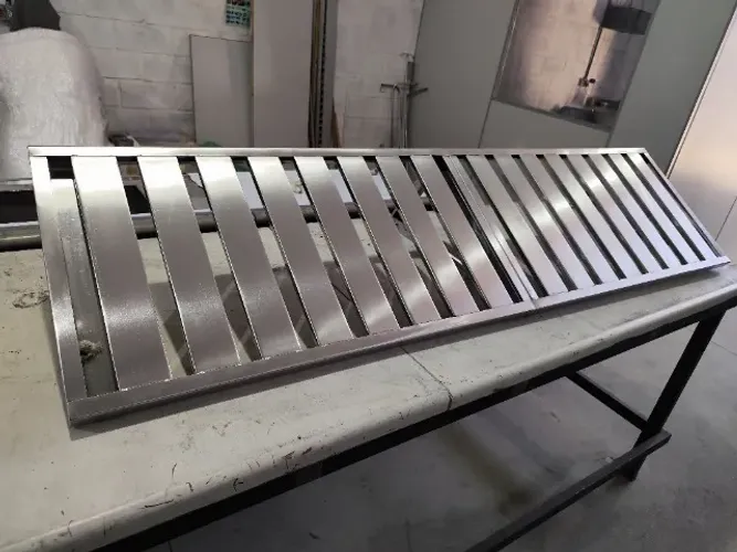 Prateleira suspensa gradeada em inox para apoio de cozinha, 1,90 m