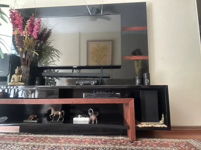 Painel e Rack em madeira e laka preta