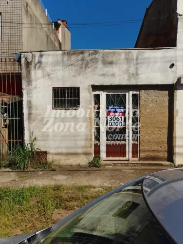 CASA simples com 4 cômodos, 1 banheiro e 1 cozinha. Metragem do terreno: 5,50m x 19,25m. V