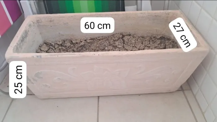 Vendo vaso para plantas de concreto na cor branca. Ideal para colocar em varandas.