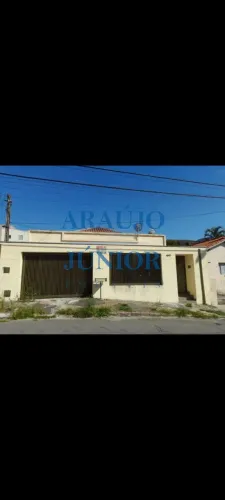 Oportunidade de negócio! Casa à venda com 4 quartos e quintal espaçoso.