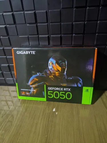 (Lacrado) Placa de Video Gigabyte GeForce RTX 5050 Windforce OC V2, 8GB