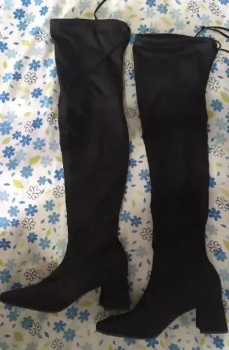 Bota com salto tecido camurça, super confortável e novíssima, sem uso.