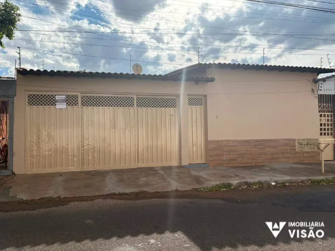 CASA À VENDA, 02 QUARTOS, 01 SUÍTE, 02 VAGAS, LOURDES - UBERABA/MG