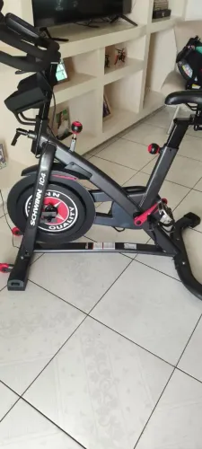 Bicicleta Spinning Schwinn IC4/800IC Preto Vermelho