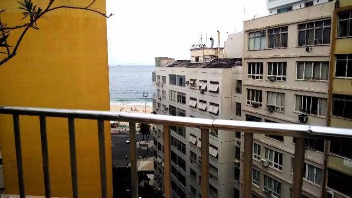 Vaga para moças em Copacabana