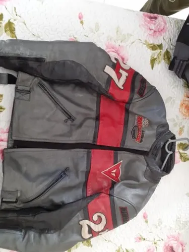Vende-se calça de couro e Jaqueta de couro.