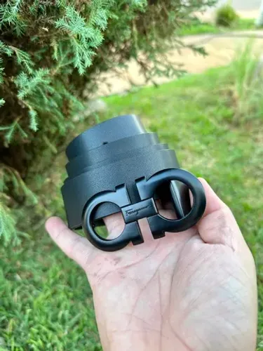 Cintos da Ferragamo e Montblanc