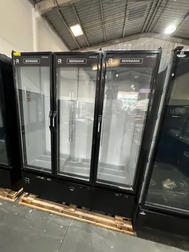 Expositora 3 portas resfriados 950 litros refrimate