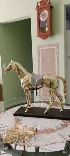 Escultura de Cavalo dourado sela prateada