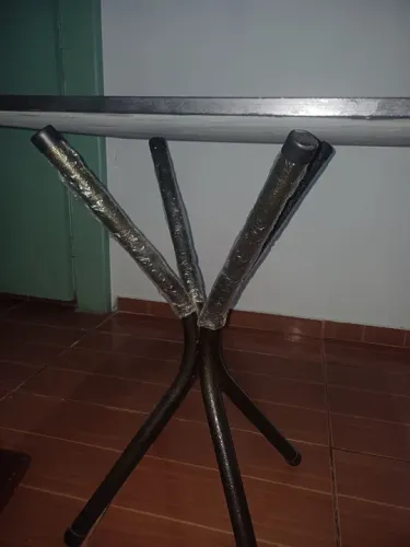 Mesa com tampo de mármore. Sem as cadeiras