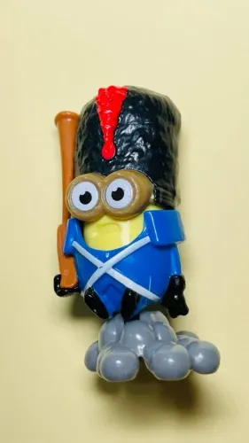 Kinder Minion Soldado Russo - miniatura altura 5 cm - bonequinho / boneco minions