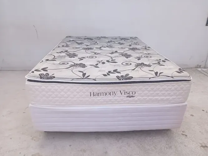 Cama em excelente estado, colchão e base, colchão de molas ensacadas