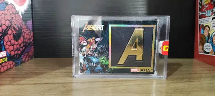 Card Marvel Icons Black Gold Collection Vingadores Panini Lacrado