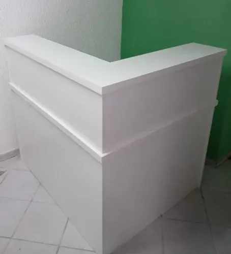 Balcão de recepção em L simples branco 