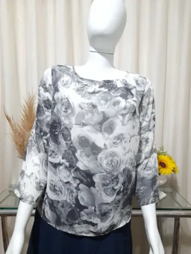 Blusa de crepe com transparência, manga longa e botão atrás <br>