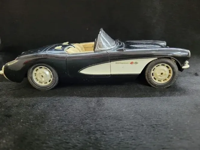 Miniatura Chevrolet Corvette (1957) Bburago 1/18 Preto